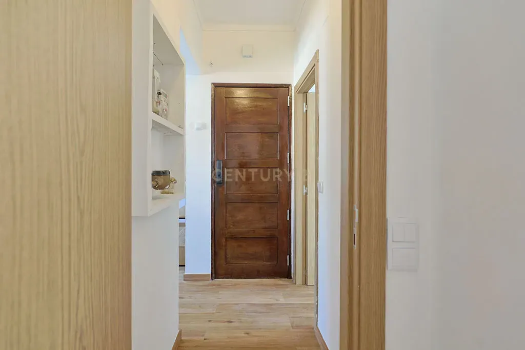 Fotografia 6 de Apartamento Renovado em Almada com Luz Natural e Acesso Fácil