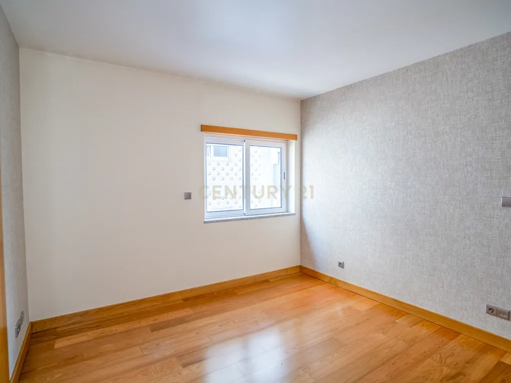 Apartamento T4 Premium com Terraço na Avenida da Independência - Image 20