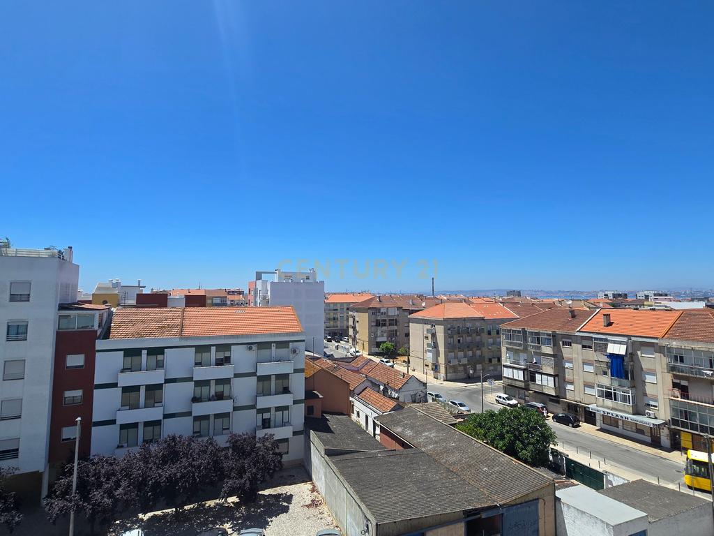 T3 com Lareira, 101m² e Duas Frentes no Centro do Barreiro - Image 2