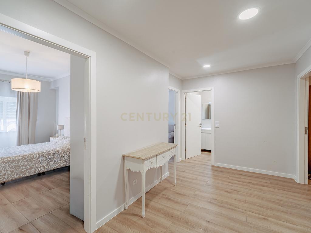 T2 Remodelado e Equipado para Arrendamento – Laranjeiro, Almada - Image 2
