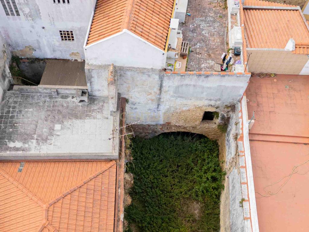 Moradia em ruinas no centro histórico de Palmela - Image 23