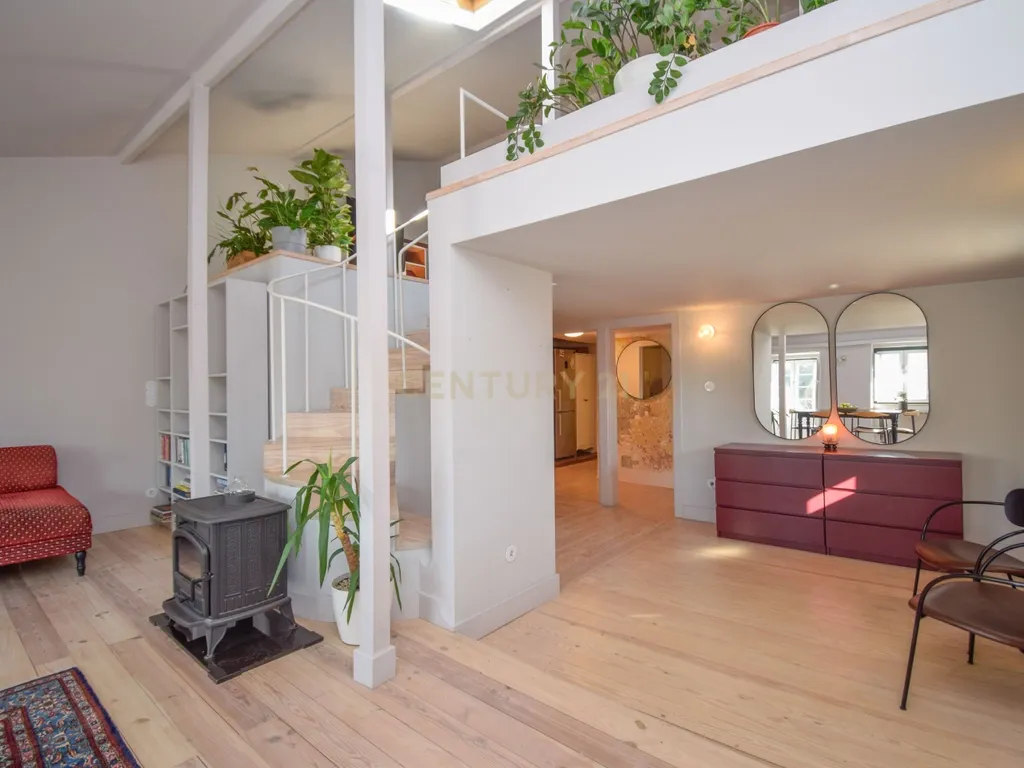 Apartamento com mezzanine e potencial de reconversão na Estrela - Image 2