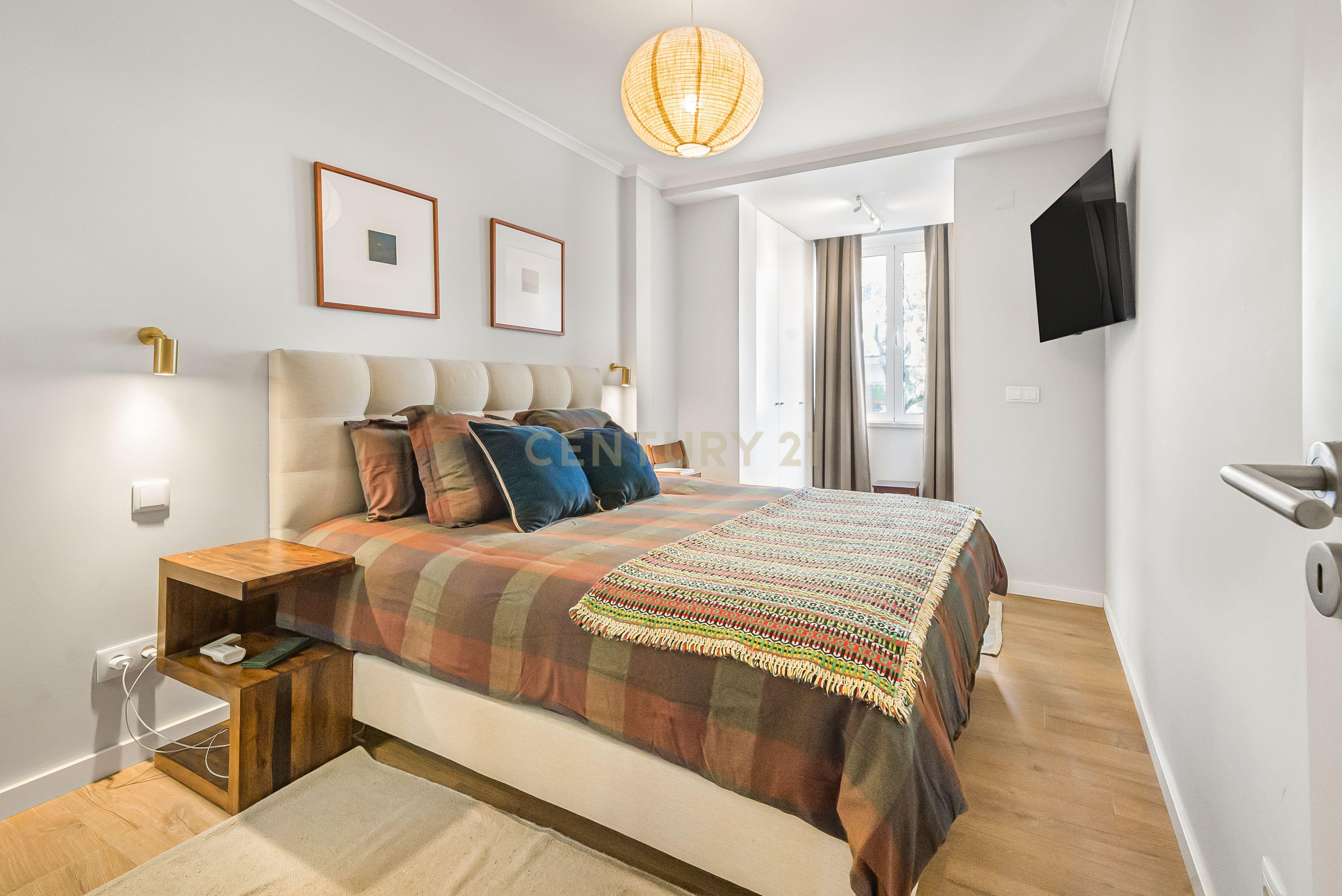 Apartamento T3 convertido em T2 totalmente renovado - Cova da Piedade ( frente à Estação) - Image 18