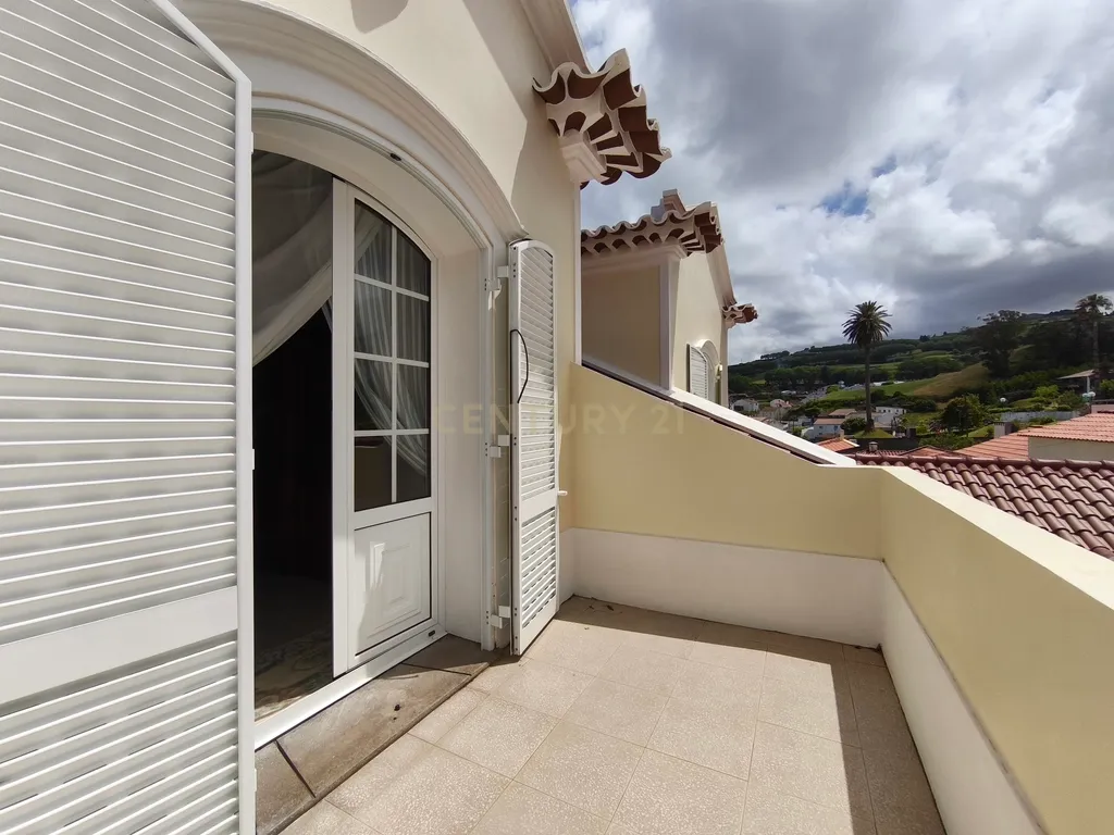 Moradia de Assinatura no Concelho do Nordeste – Exclusividade, Luz e Vistas - Image 50