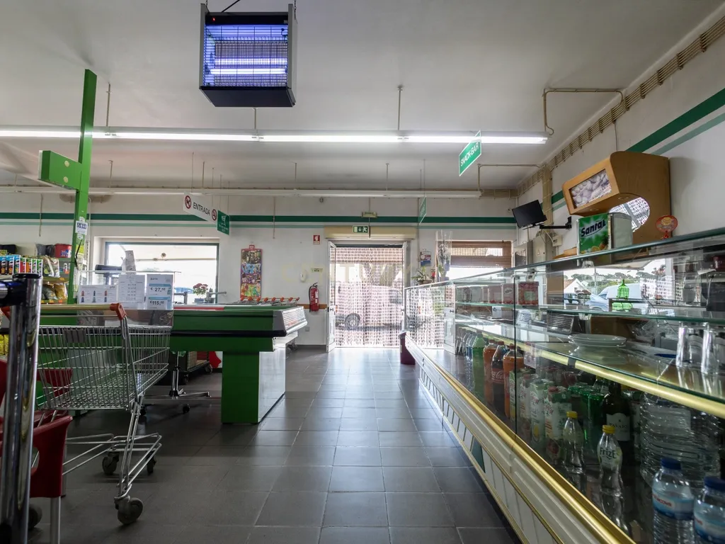 Prédio Misto com Negócio Consolidado e Habitação – Assentiz, Torres Novas - Image 15