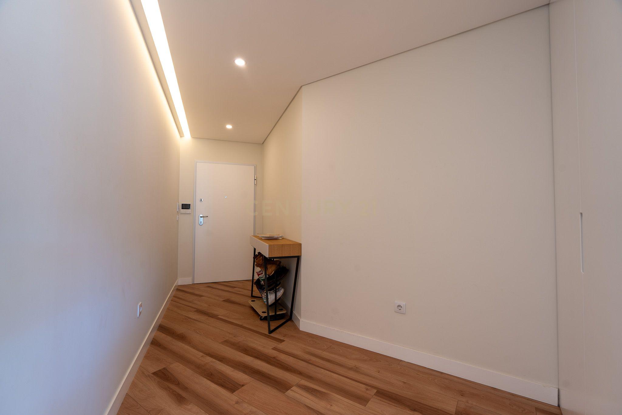 Apartamento T3+1 duplex, com terraço e estacionamento, no centro da cidade de Torres Vedras - Image 6