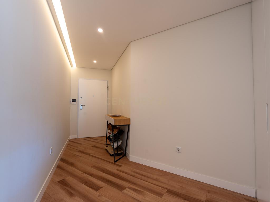Apartamento T3+1 duplex, com terraço e estacionamento, no centro da cidade de Torres Vedras - Image 6