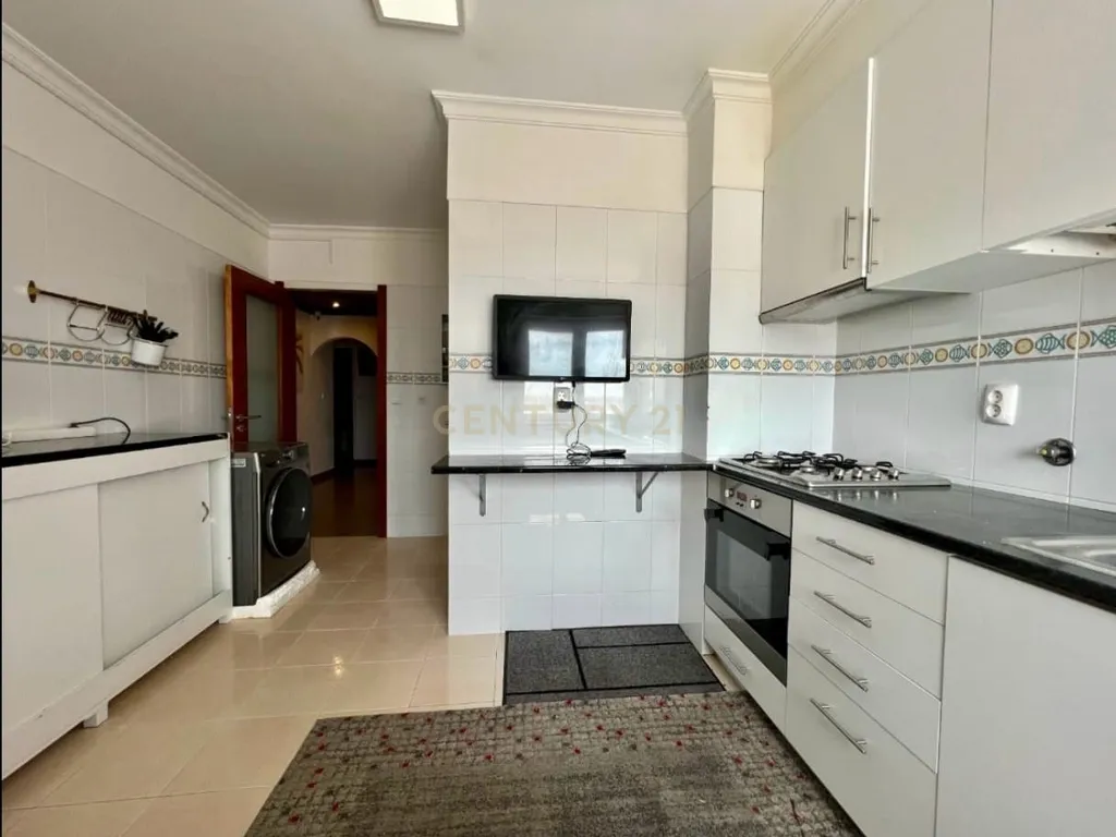Apartamento T3 em Azambuja com Vista Panorâmica e Garagem - Image 1
