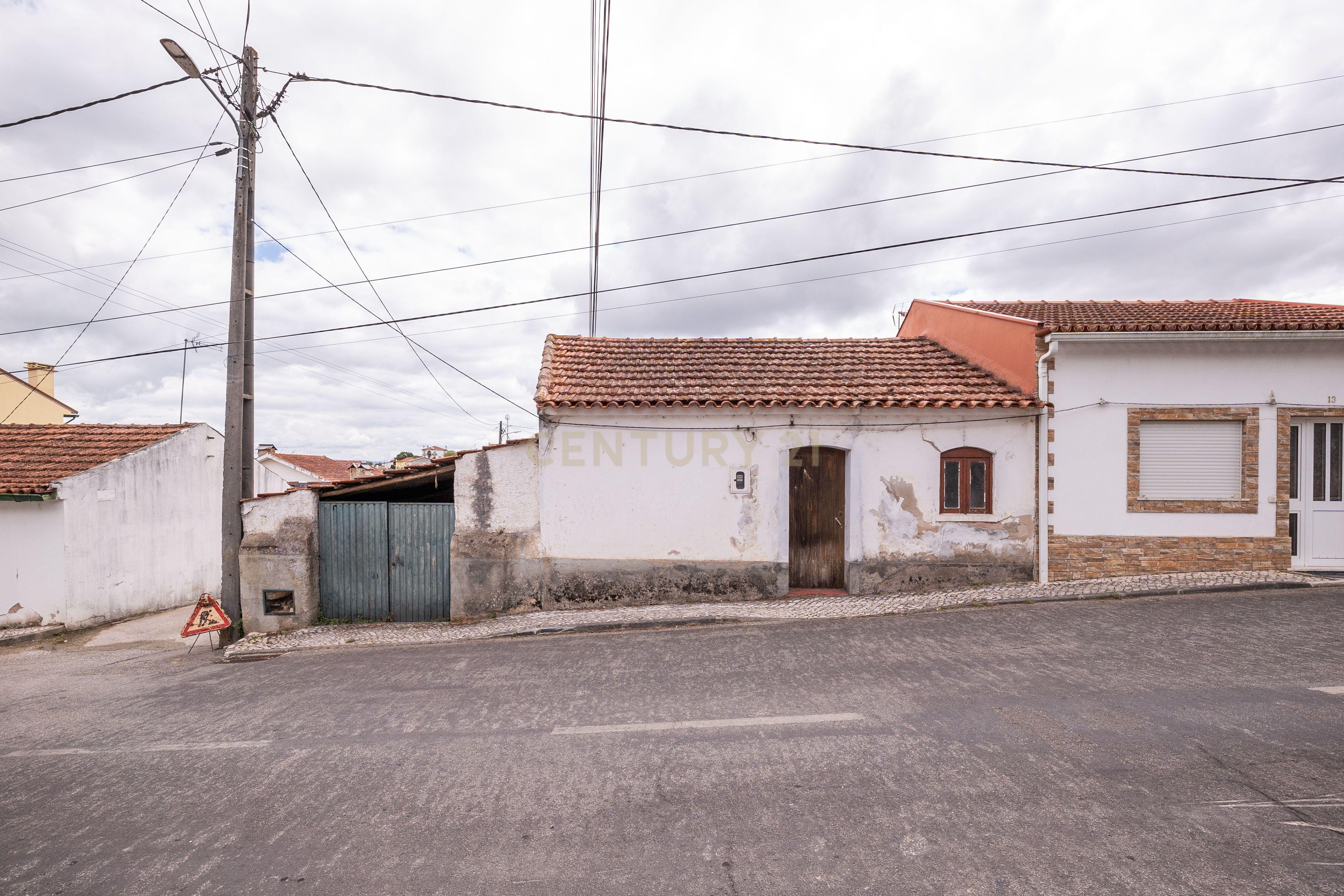 Fotografia 9 de Moradia com terreno e estacionamento para recuperar - Pereira do Campo - Coimbra