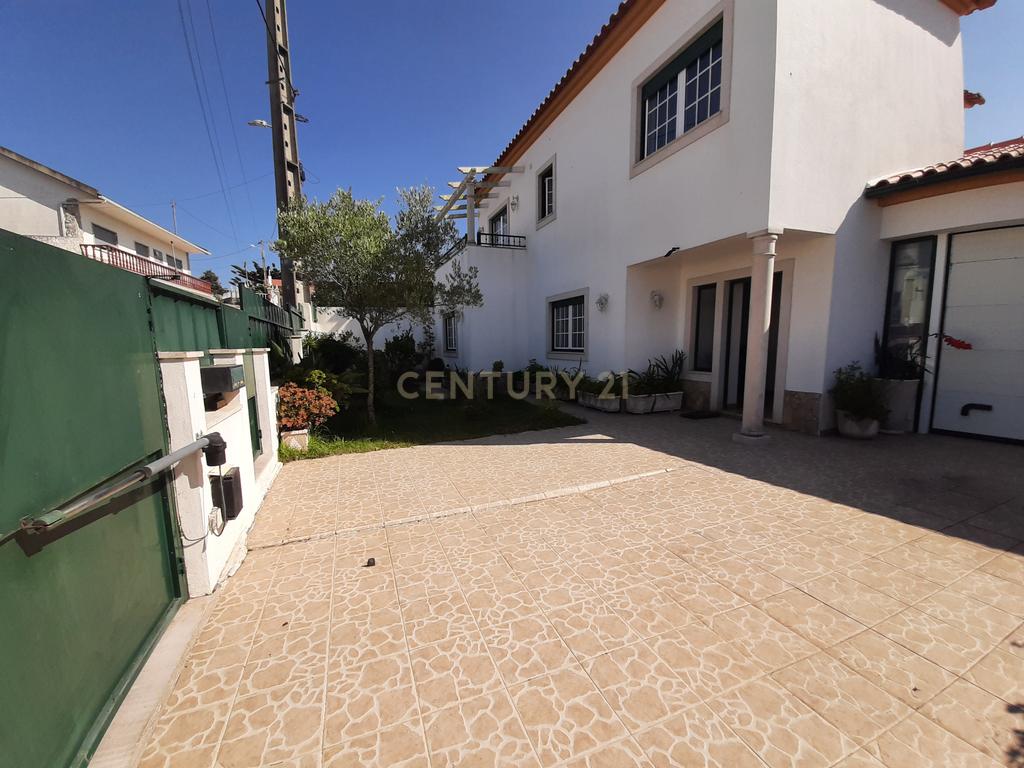 Moradia  T3 na  Lourinhã com Piscina  Garagem e Churrasqueira - Image 22