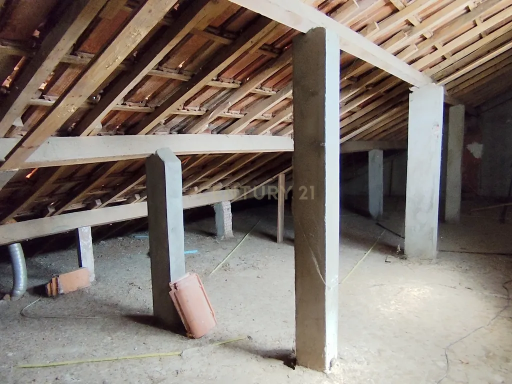 Oportunidade Única, Sótão de 84m² para Recuperação - Image 7