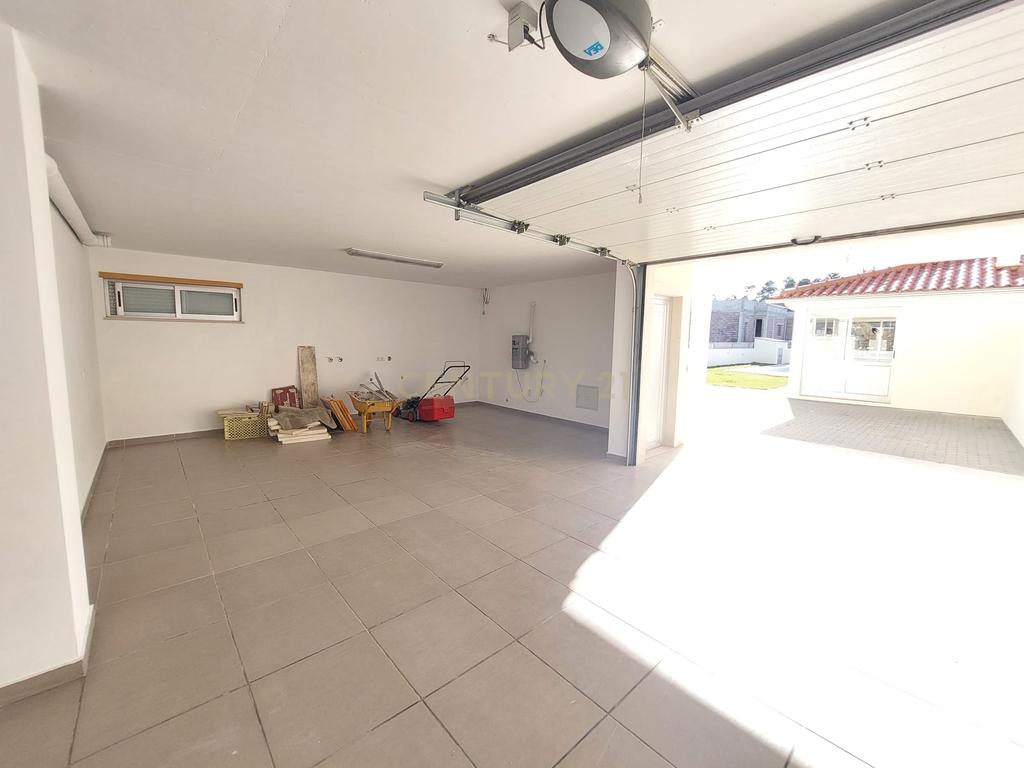 Moradia T4 de 3 Pisos com Piscina e Jardim - Image 30