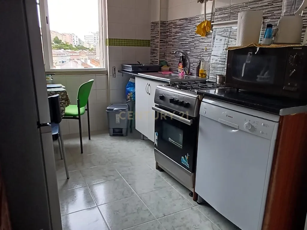 Apartamento T2 com Suite e Varanda – Queluz (Av. Miguel Bombarda) - Image 11
