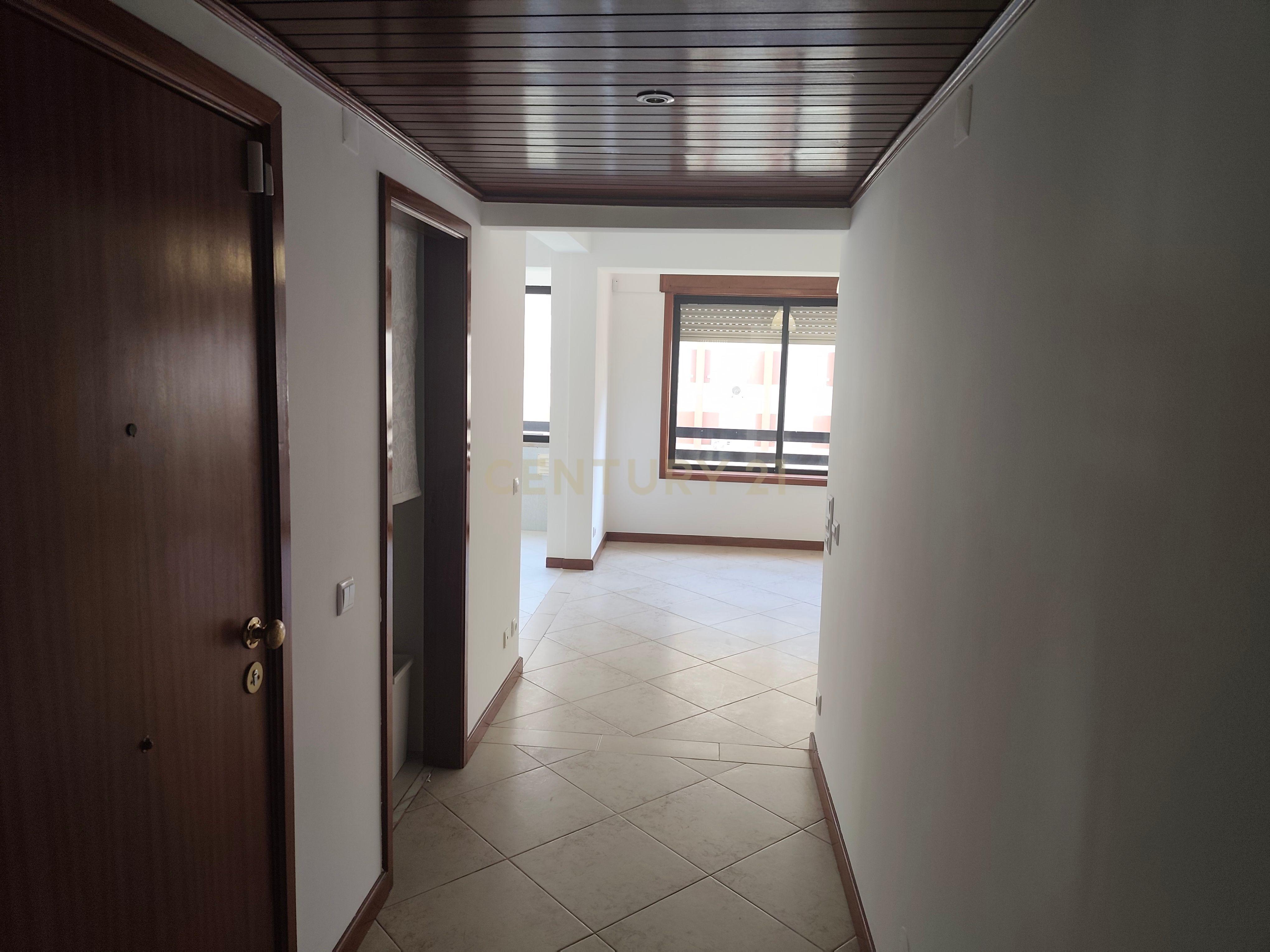 Fotografia 8 de Apartamento T3 Central em Nova Oeiras com Vista Agradável,