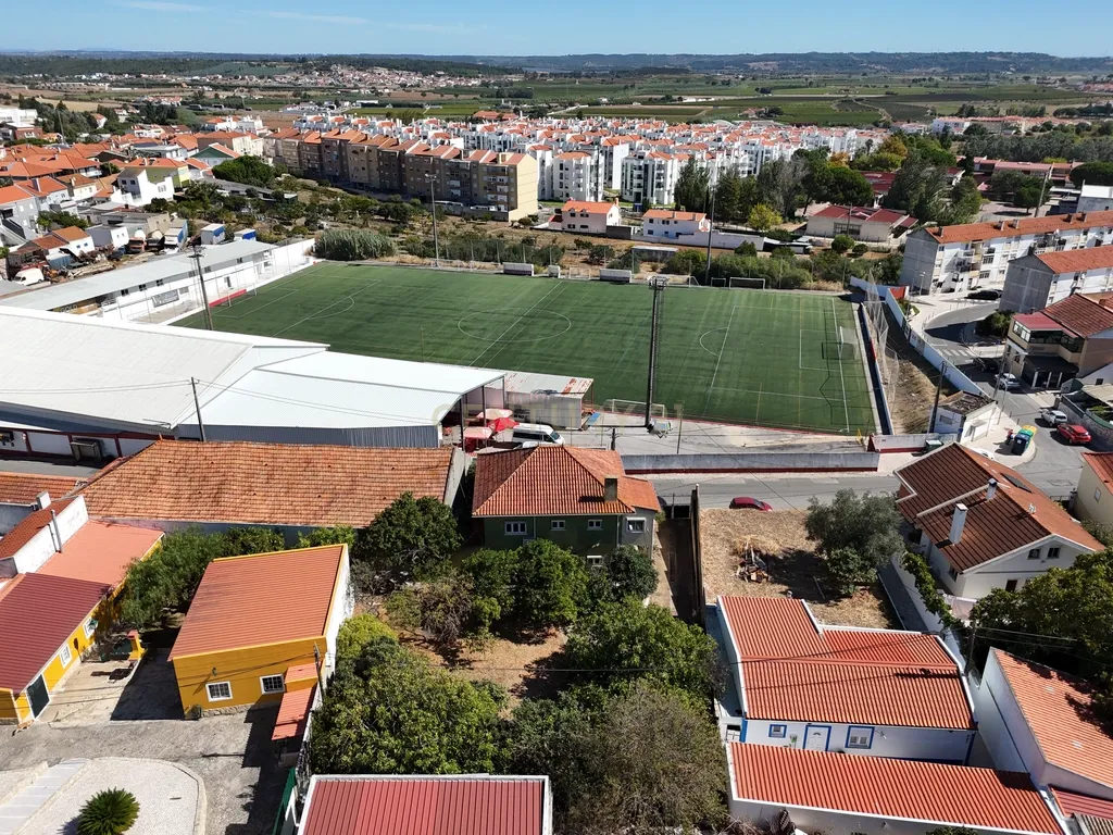 Moradia Bi-familiar com terreno de 800m2 urbanos - Paredes, Alenquer - Image 7