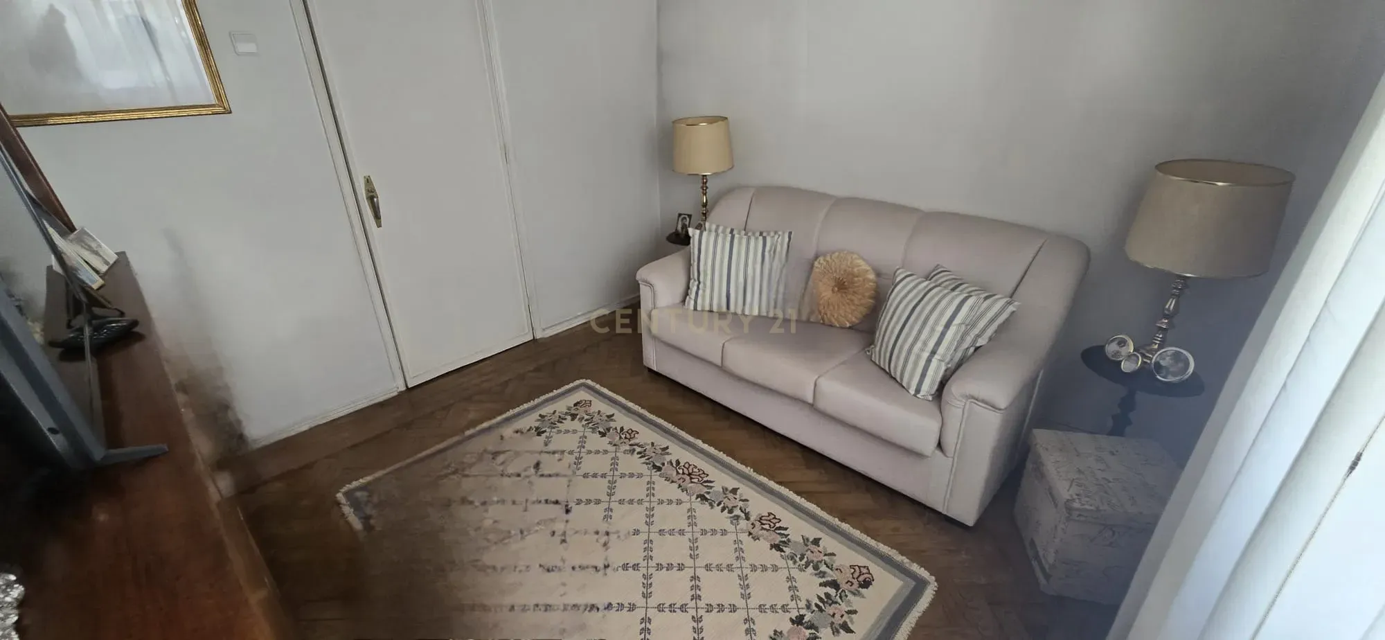 Apartamento T2 em Odivelas — Arrendado, Ideal para Investimento - Image 2
