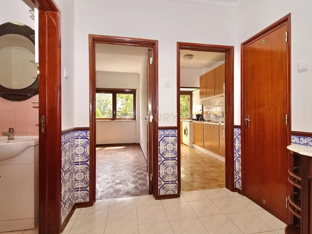 Apartamento T1 com Arrecadação, no Centro da Parede (Rebelva) - Image 7
