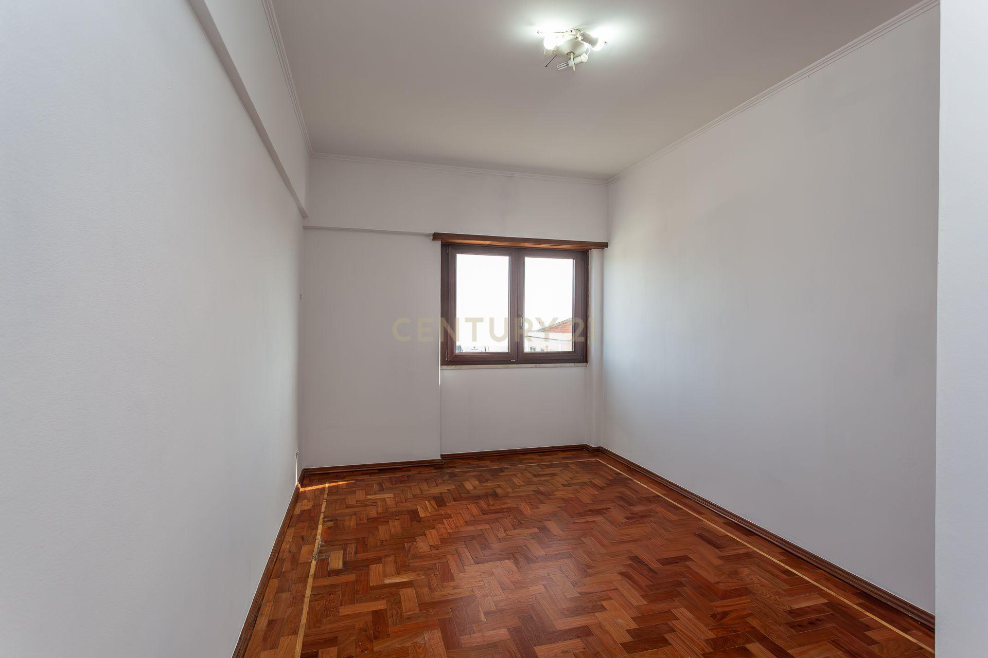 Apartamento T2 com Vista Rio – Calçada da Cruz da Pedra - Image 6
