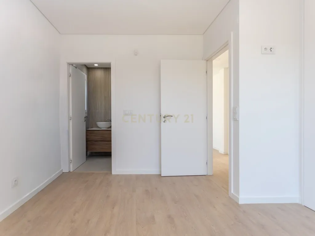 Carisma e boas áreas na sua Moradia Nova T4 Suites!!! no Pinhal do General - Image 57