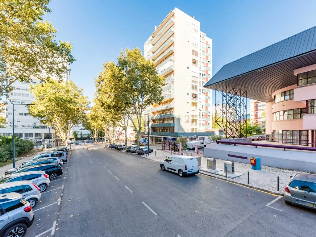 Espetacular Apartamento T5 com Terraço e Garagem, em São Domingos de Benfica, Lisboa - Image 57