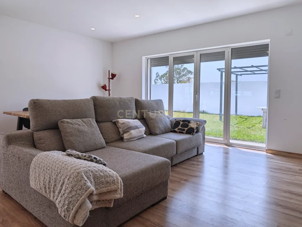 Moradia Contemporânea T3 + Escritório, com Jardim e Painéis Solares em São Domingos de Rana, Cascais - Image 1