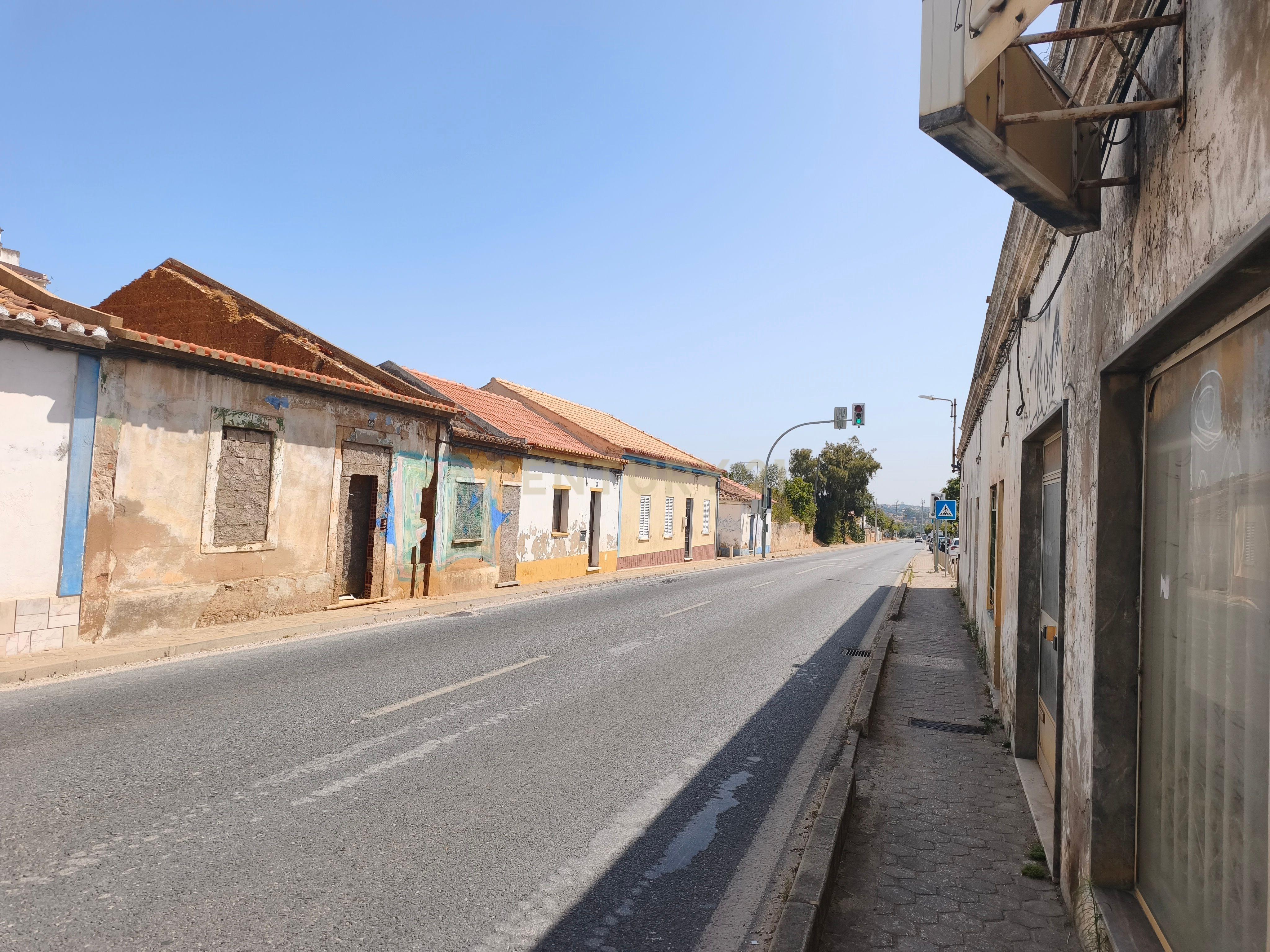 Fotografia 10 de Moradia para Recuperar com duas Entradas Independentes em Odiáxere