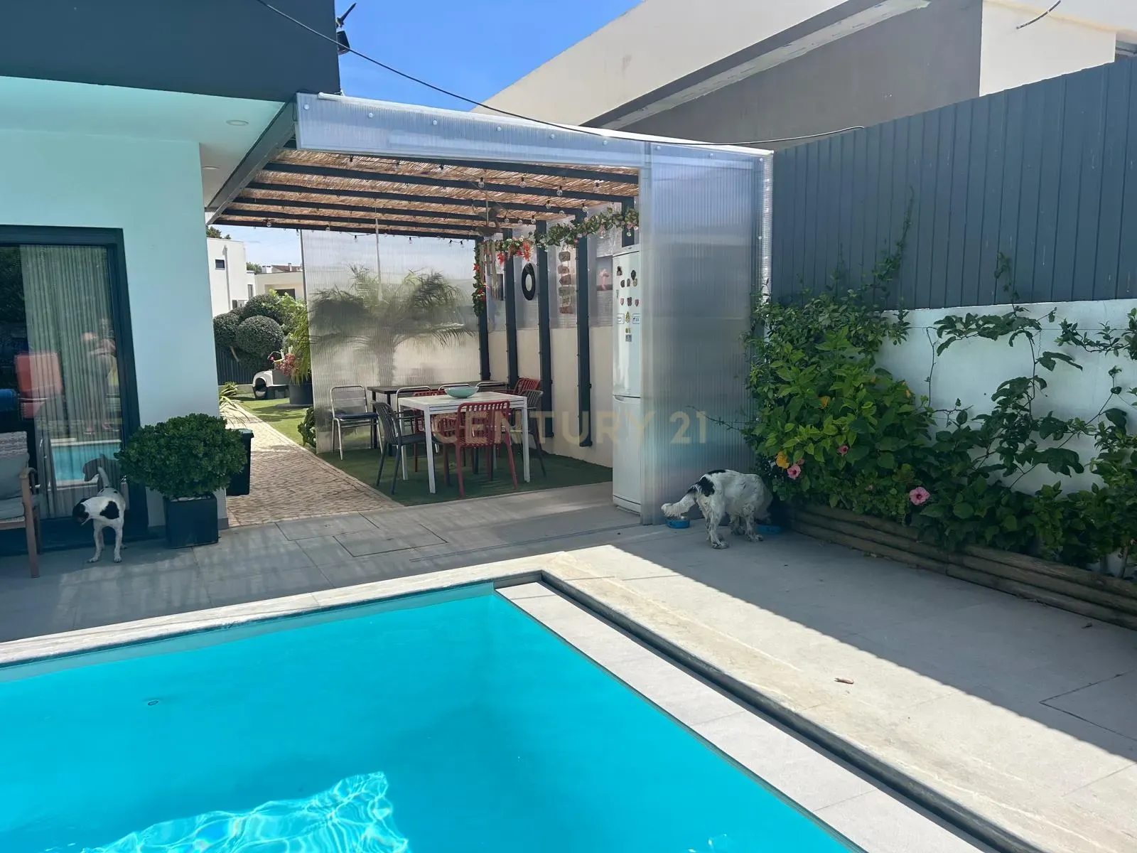 Fotografia 3 de MORADIA ISOLADA na CAPARICA T4 c/ 3 SUITES, PISCINA AQUECIDA e PAINÉIS FOTOVOLTAICOS