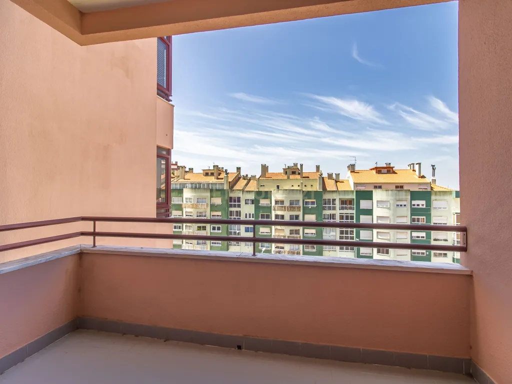 Apartamento T2 com suíte, varandas e garagem-  Cacém - Image 3