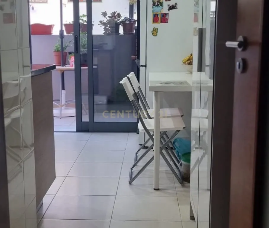 Apartamento T2 com Garagem em Localização Privilegiada - Image 17