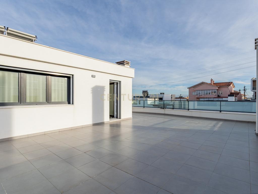 Luxuosa Moradia T5 em Odivelas com Vista Panorâmica - Image 29