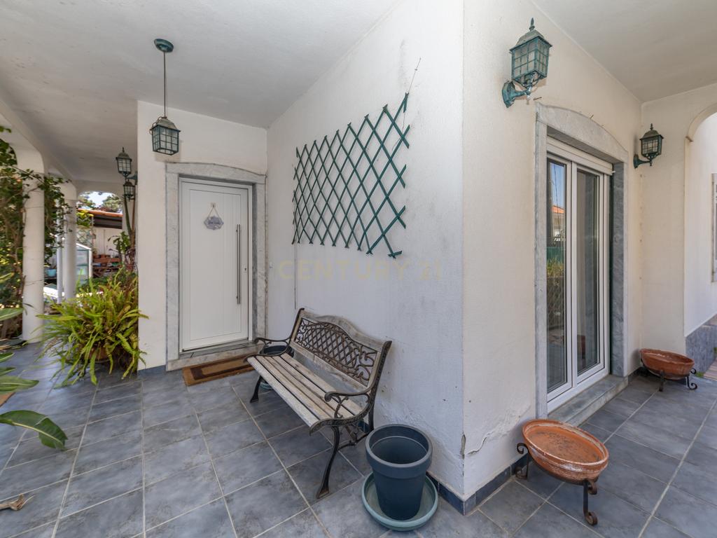 Moradia T5 no centro da Quinta do Conde – Espaço, Conforto e Localização Perfeita - Image 2