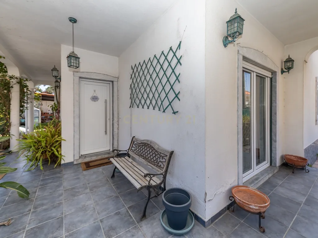 Moradia T5 no centro da Quinta do Conde – Espaço, Conforto e Localização Perfeita - Image 2