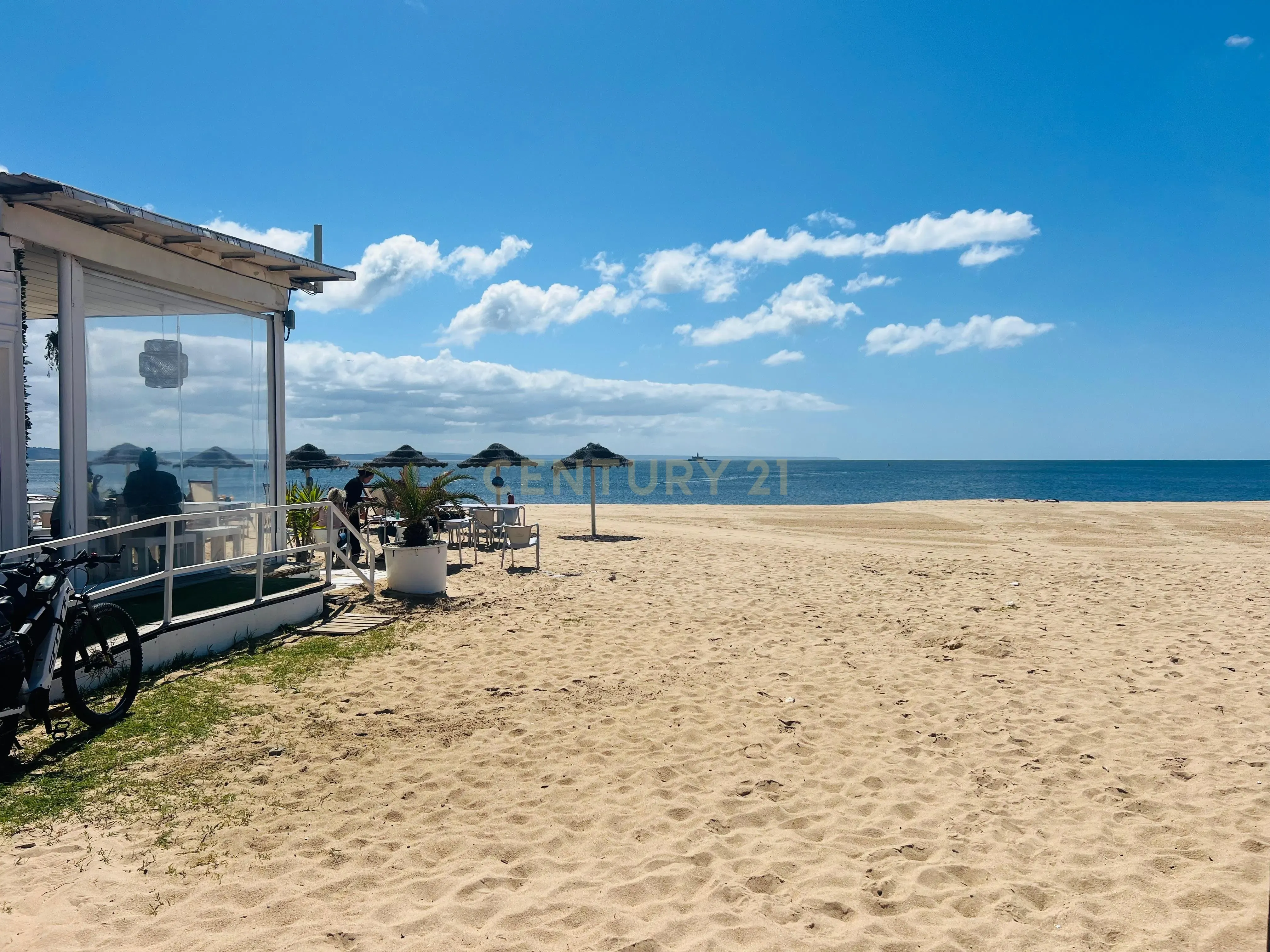Moradia T4, Praia Santo Amaro de Oeiras e Estação de Comboios - Image 2