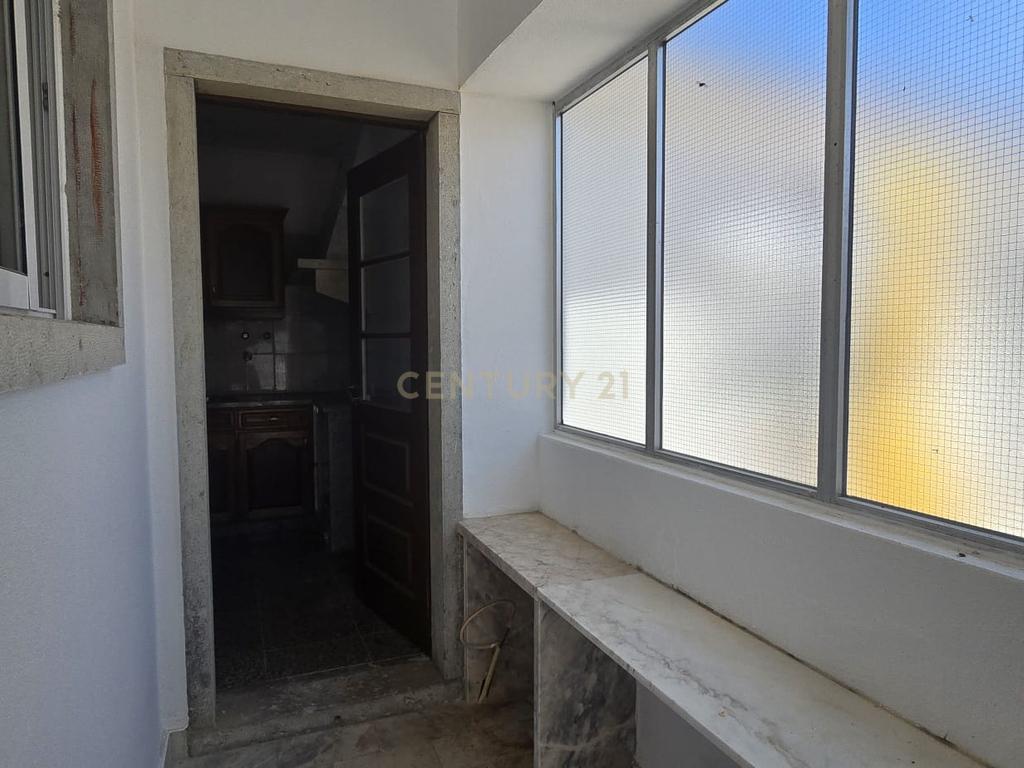 Moradia Renovada T2 em Magoito - Sintra com Terraço e Luz Natural - Image 18