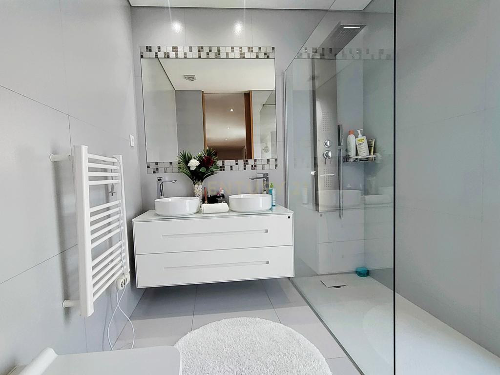 Moradia T4 Moderna com Piscina e Jardim – Touguinha - Image 35