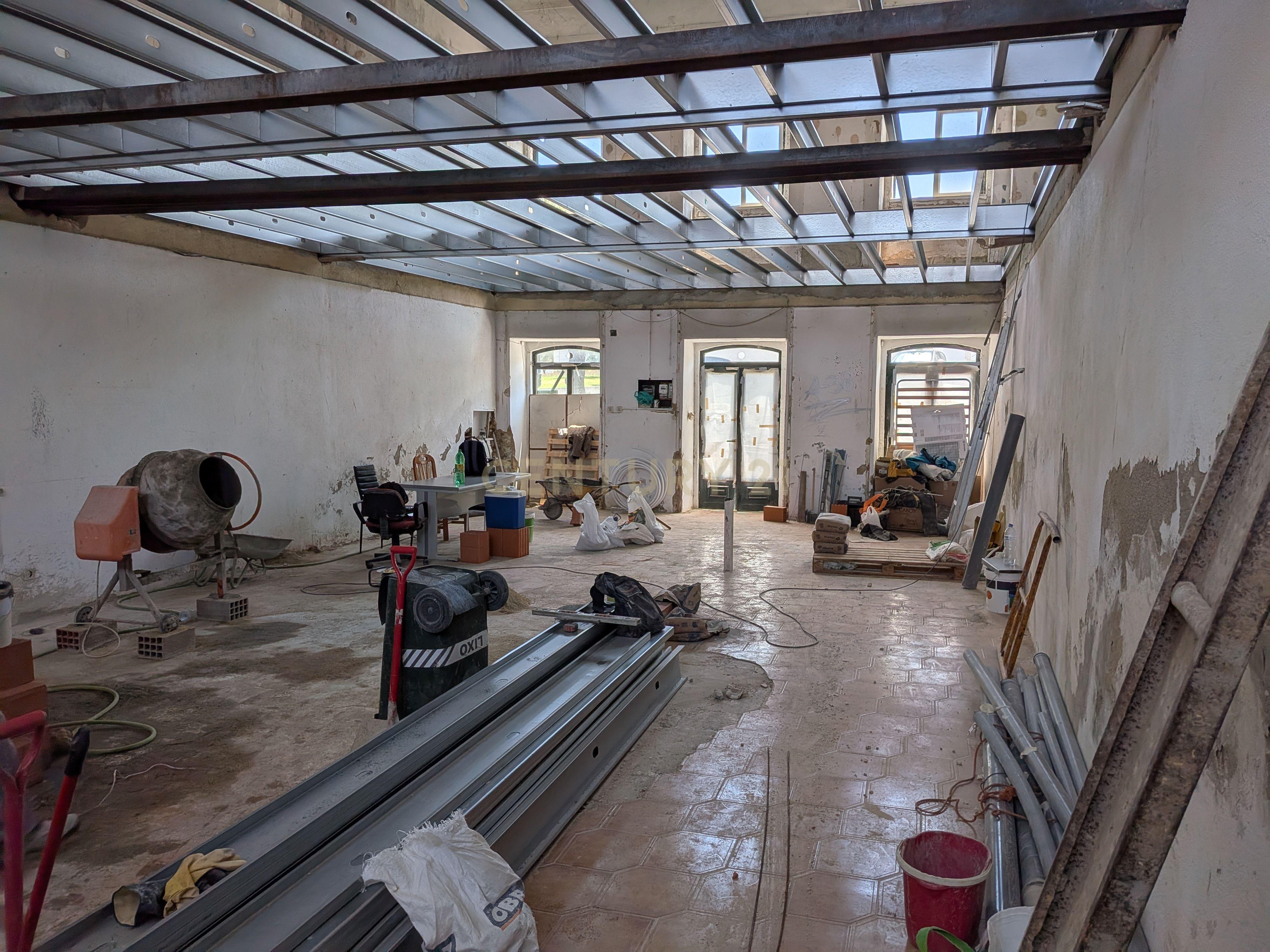 Fotografia 4 de Loja Renovada em Santa Clara, Lisboa - Excelente Oportunidade