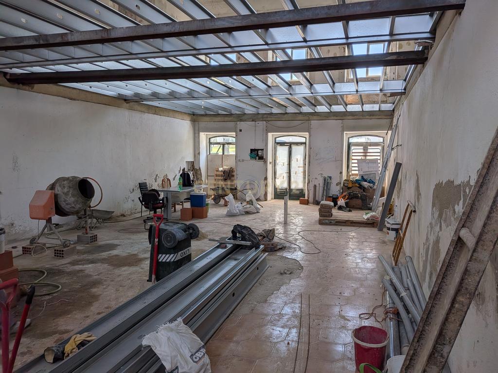 Loja Renovada em Santa Clara, Lisboa - Excelente Oportunidade - Image 4