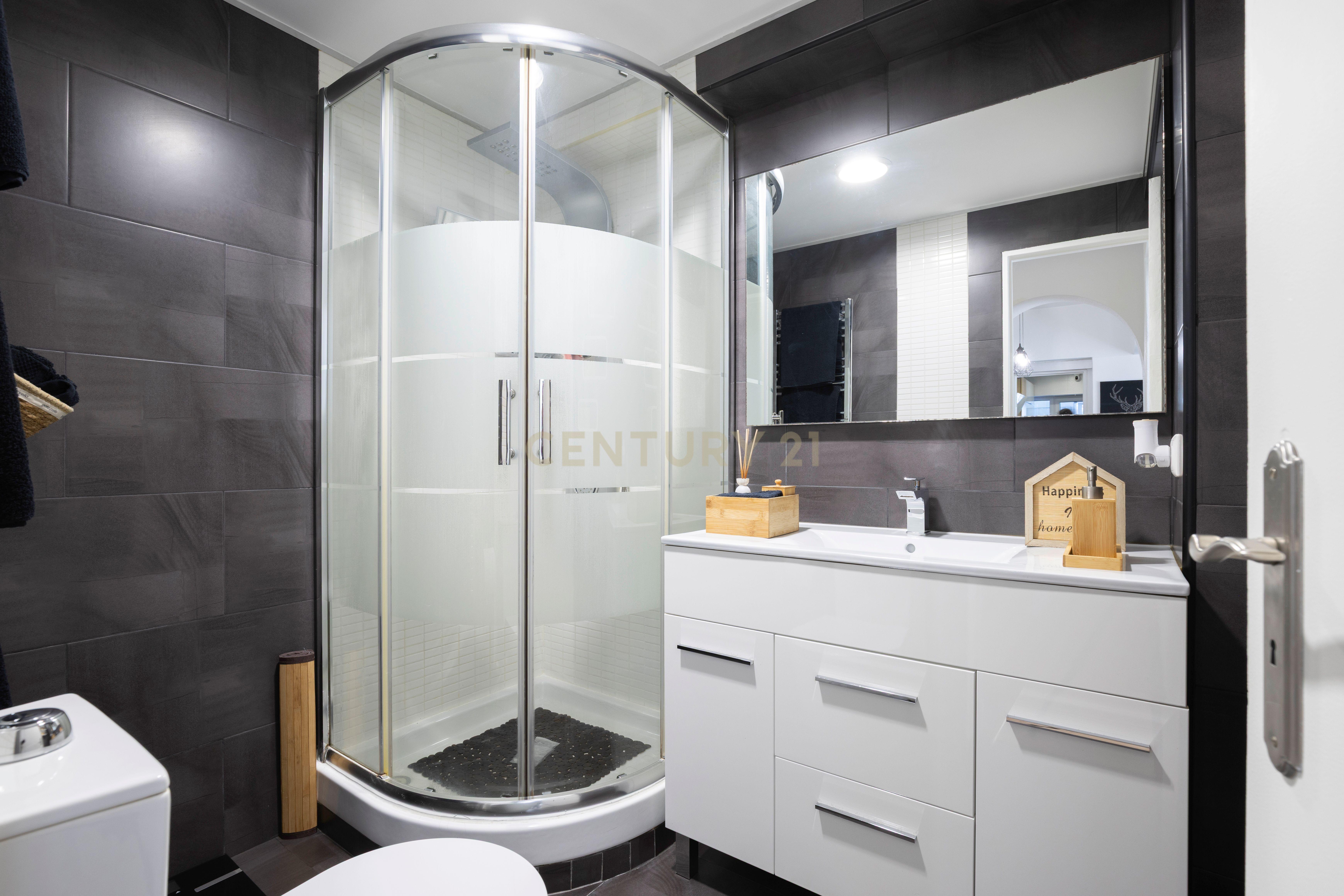 Fotografia 3 de T2 totalmente remodelado em Queluz | Pronto a habitar | Elevador e varanda