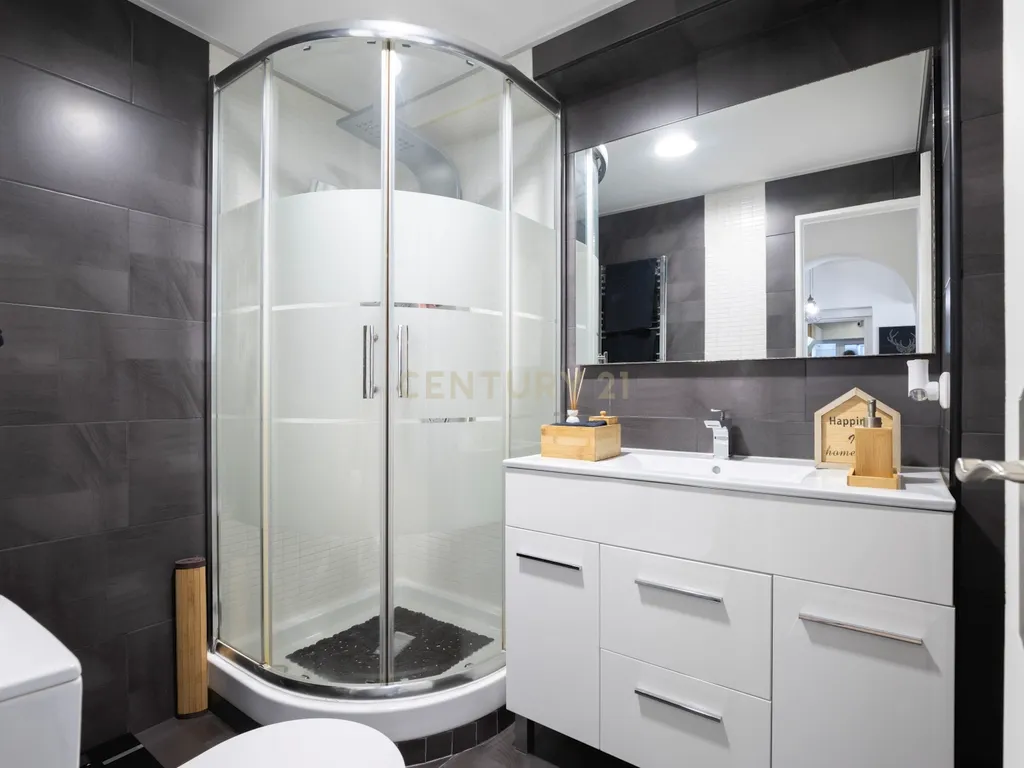 T2 totalmente remodelado em Queluz | Pronto a habitar | Elevador e varanda - Image 3