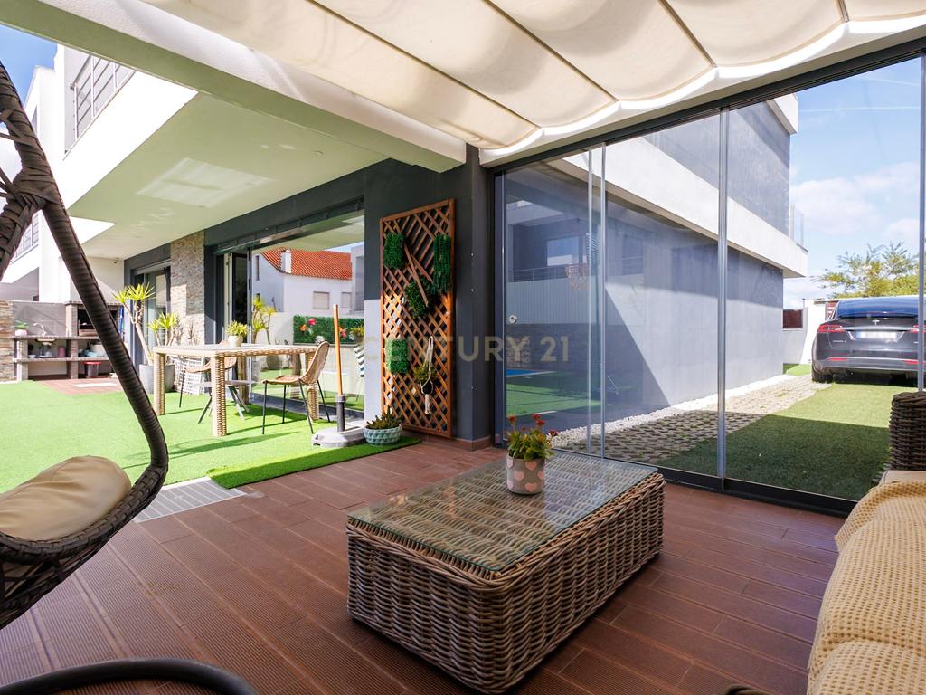 Moradia Moderna com Piscina e Acabamentos de Excelência na Marisol - Image 42
