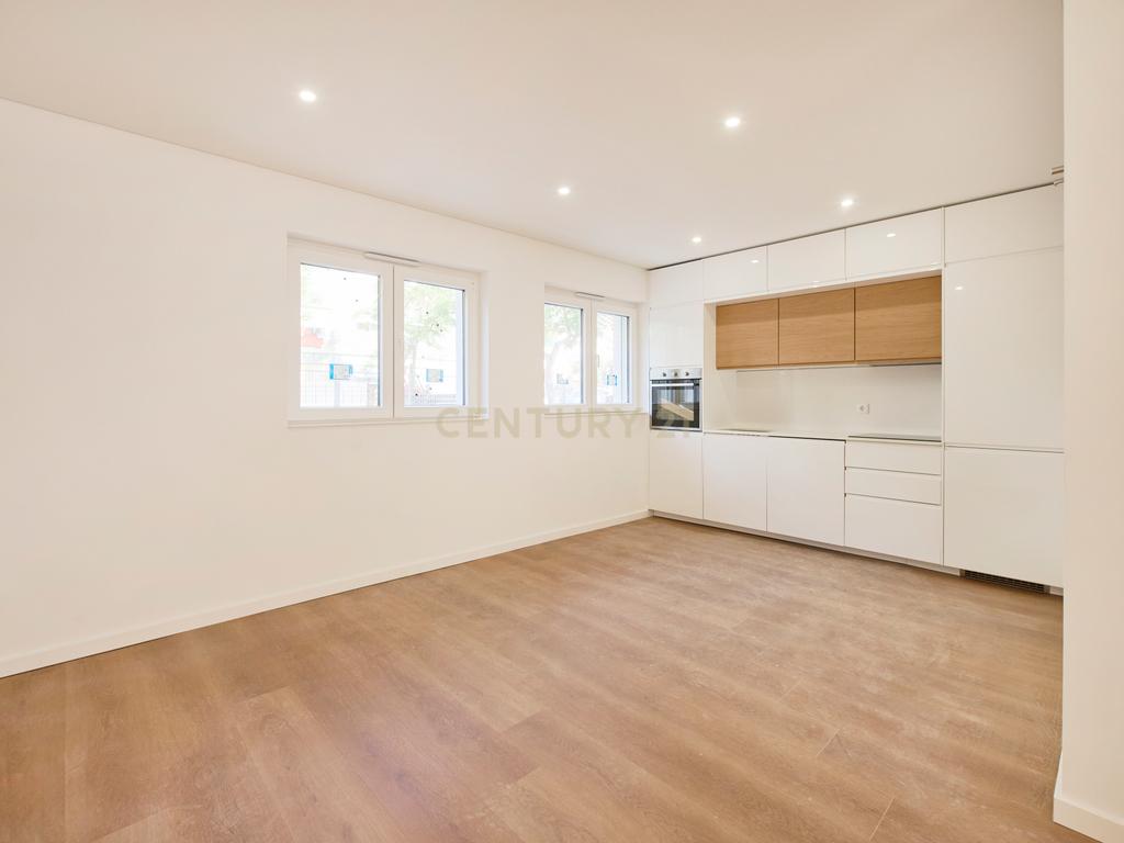T0 totalmente reabilitado com 66 m² e potencial para T2 | Barreiro - Image 6