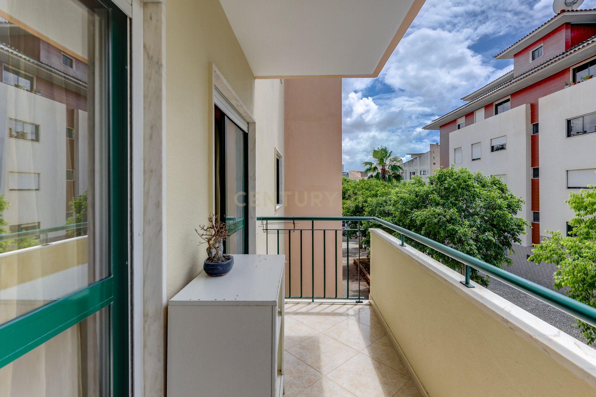Fotografia 12 de Apartamento T3 com box para arrendamento em Carnaxide