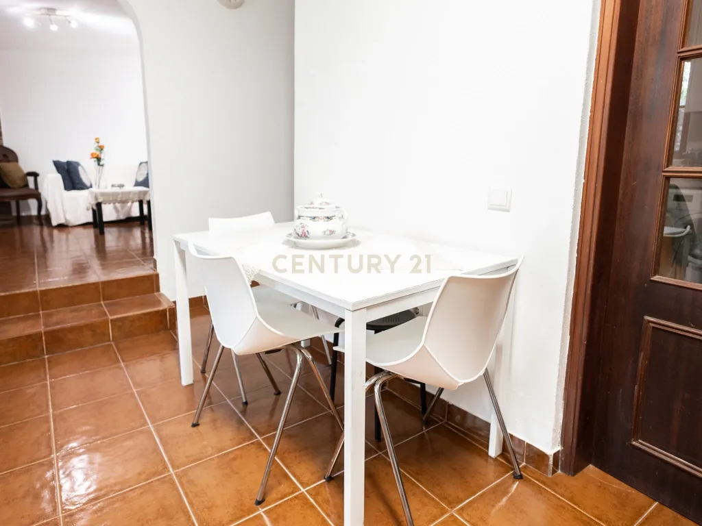 Moradia T5 com Terraço e Espaço Exterior - Image 9