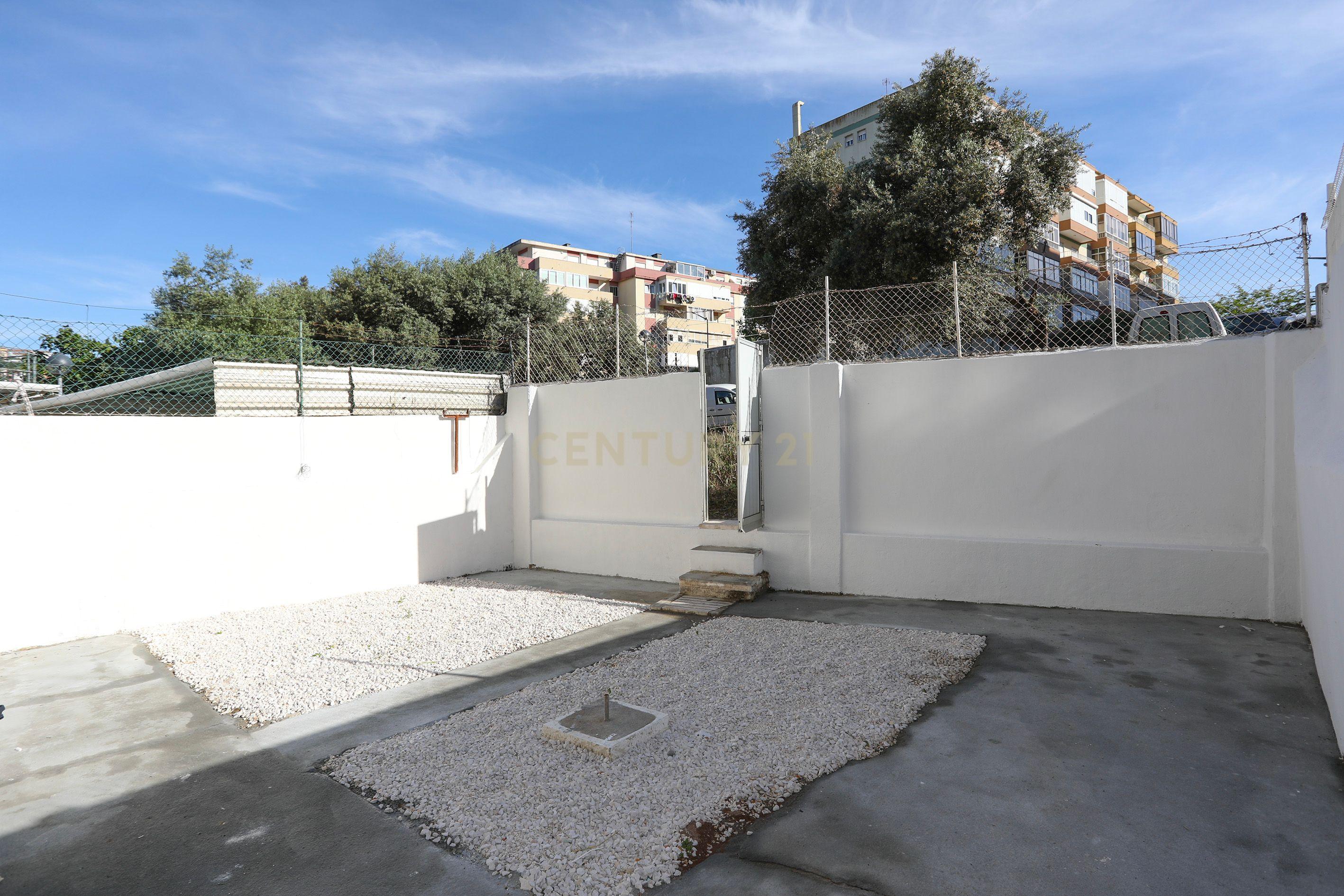 T1 com Logradouro para Arrendamento – Totalmente Remodelado - Image 11