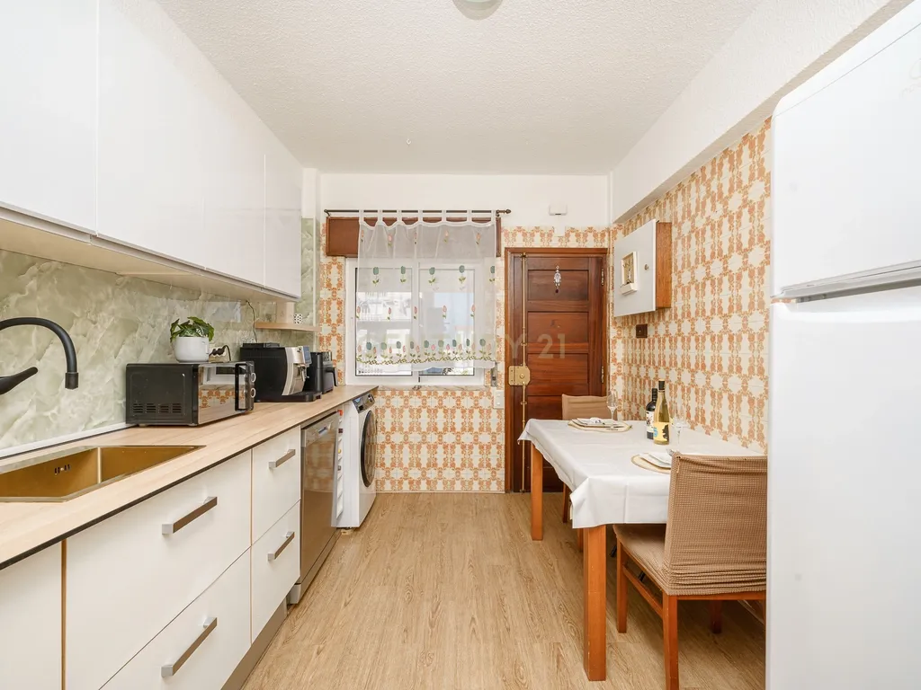 T3 Semi-Remodelado em São Sebastião, Setúbal - Image 3