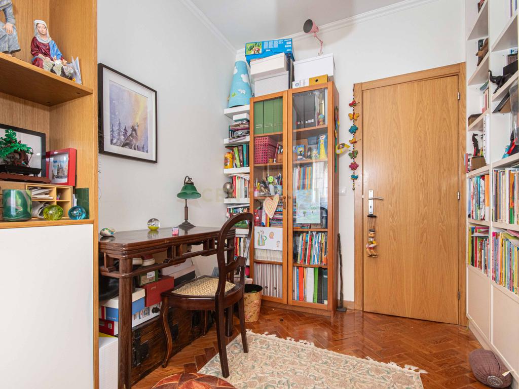 Apartamento T4 luminoso em Alvalade que combina estilo e localização premium - Image 9