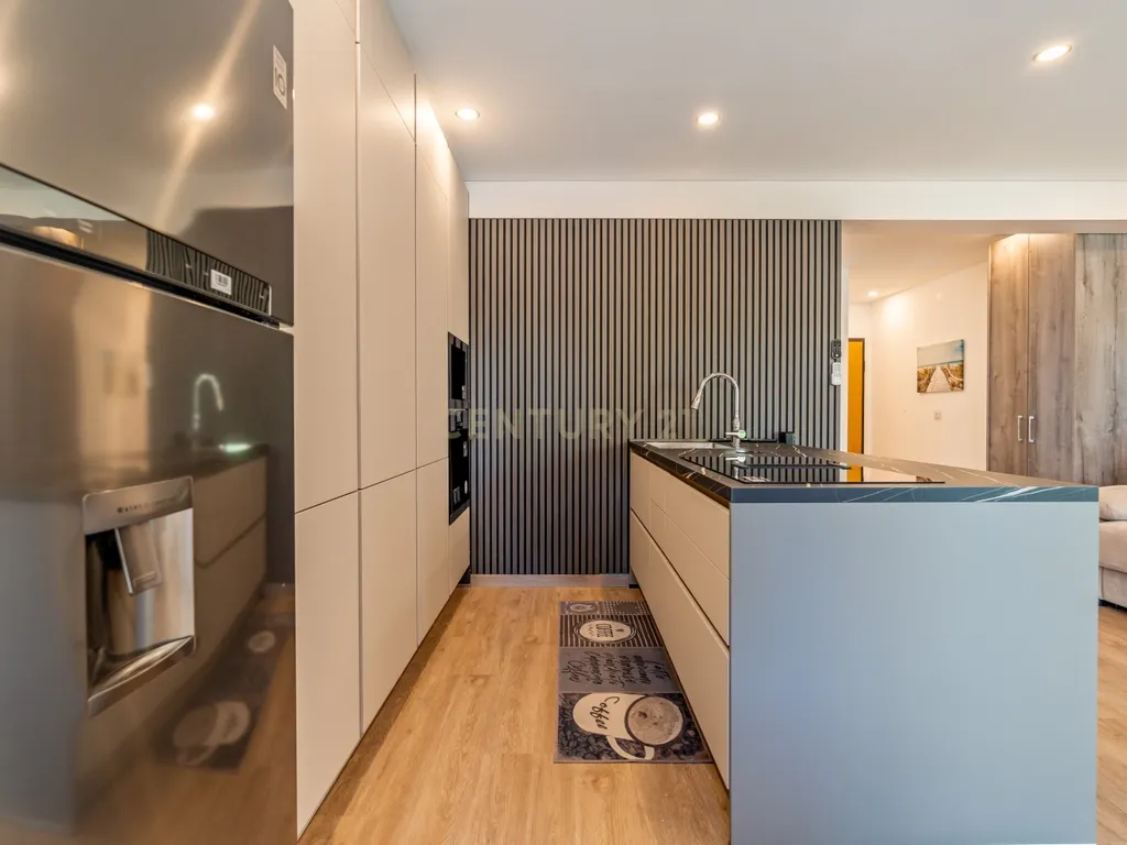 Apartamento T1 completamente remodelado com 2 varandas - Image 4