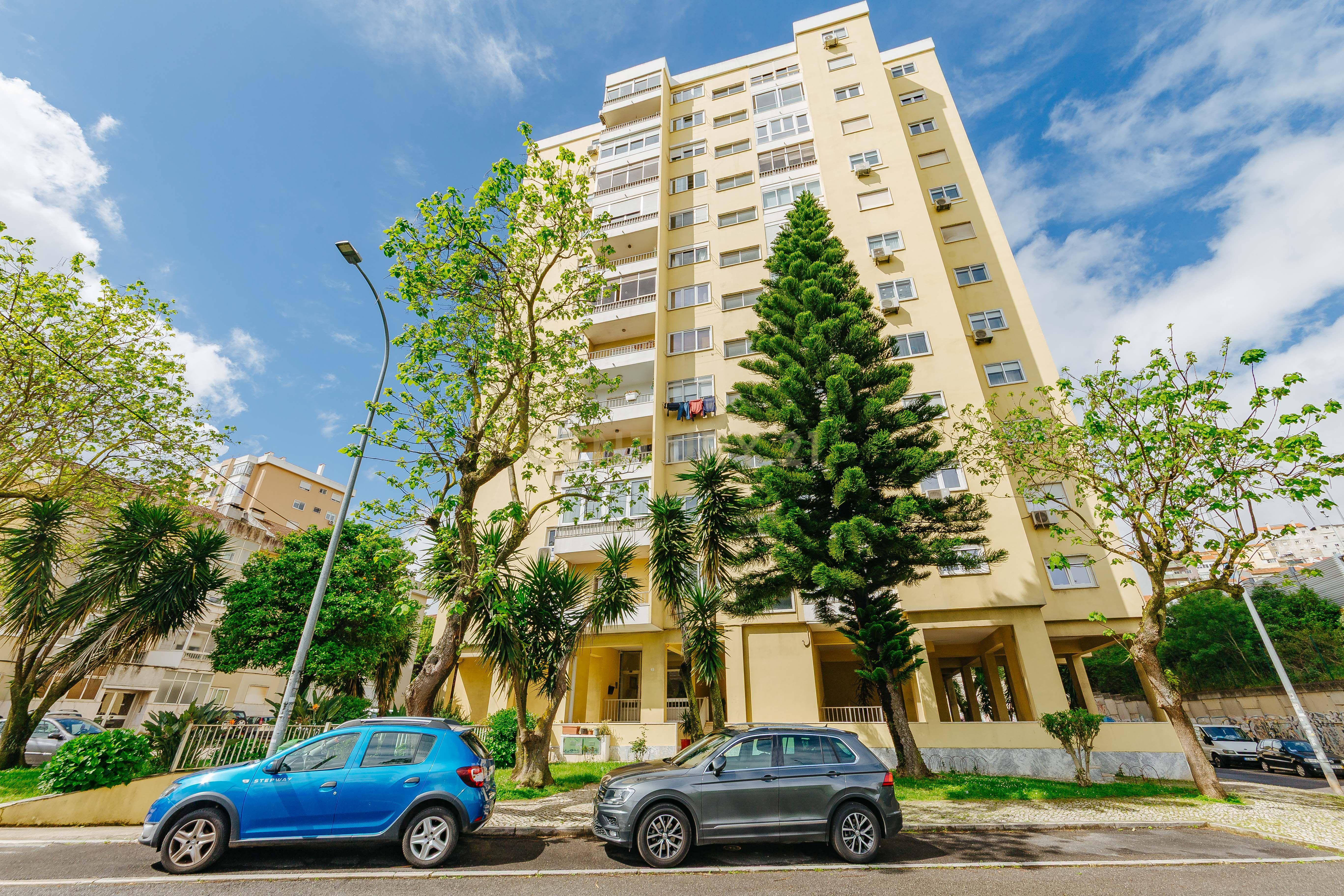 Apartamento T3 com 119 m² em Alfornelos – Remodelado, 2 WC, facilidade de estacionamento e proximidade à estação do Metro - Image 5