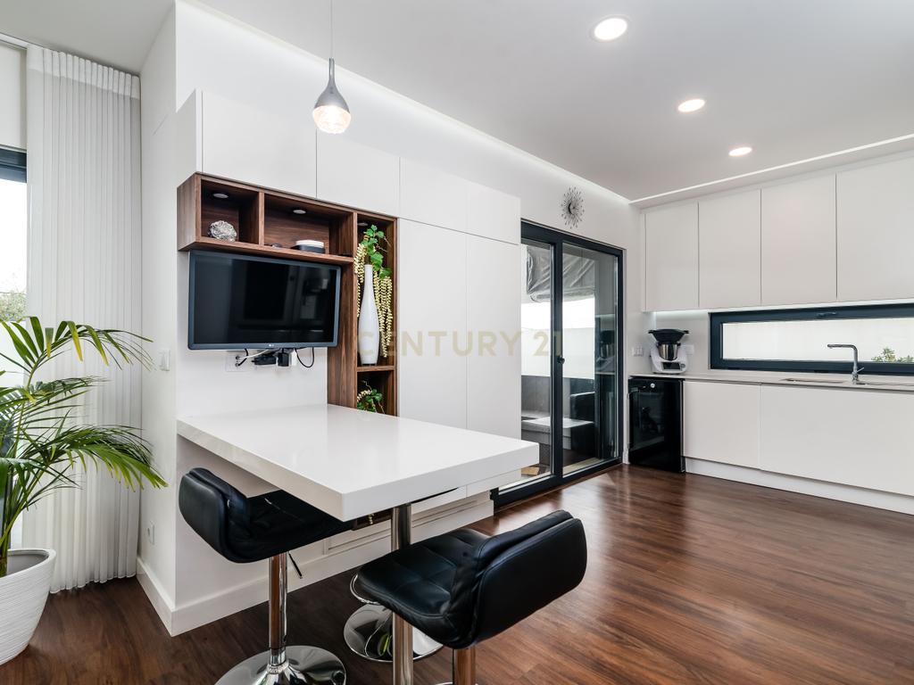 Luxuosa Moradia T3 com Vista Panorâmica em Loures, Lisboa para investimento! - Image 8