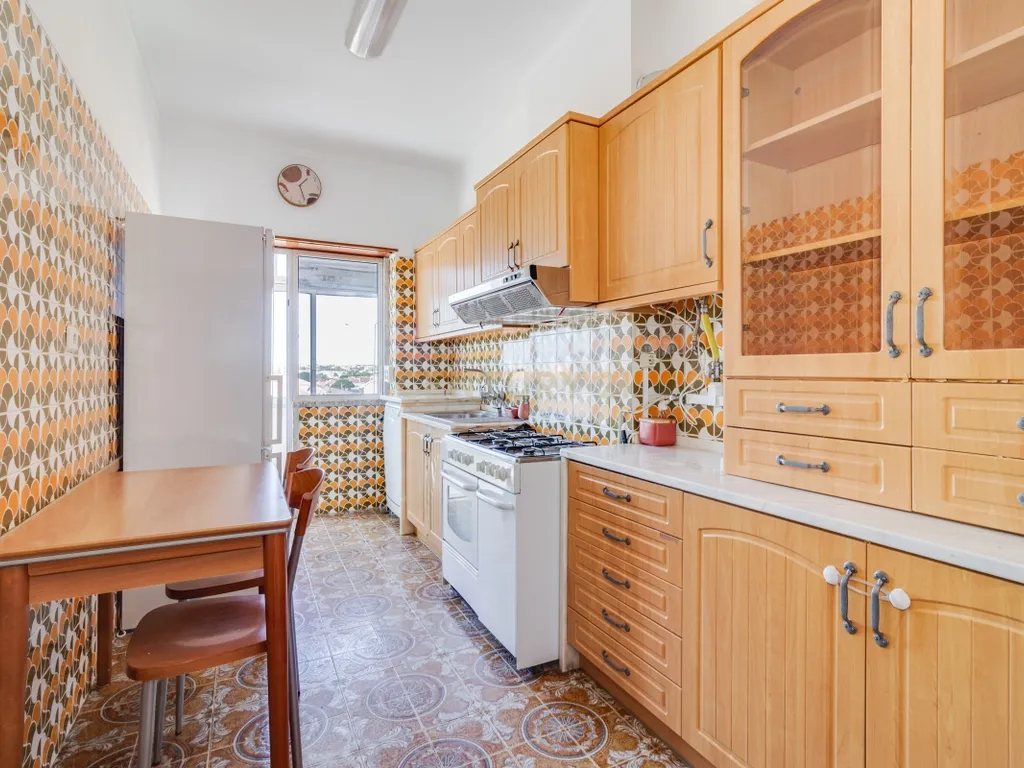 Apartamento T3 em Corroios com Varanda - Image 1
